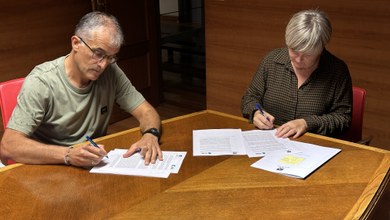 Mutrikuko Udalak eta Klik Mutrikuk hitzarmena sinatu dute musika eskolako teilatuan instalazio fotovoltaikoa jartzeko